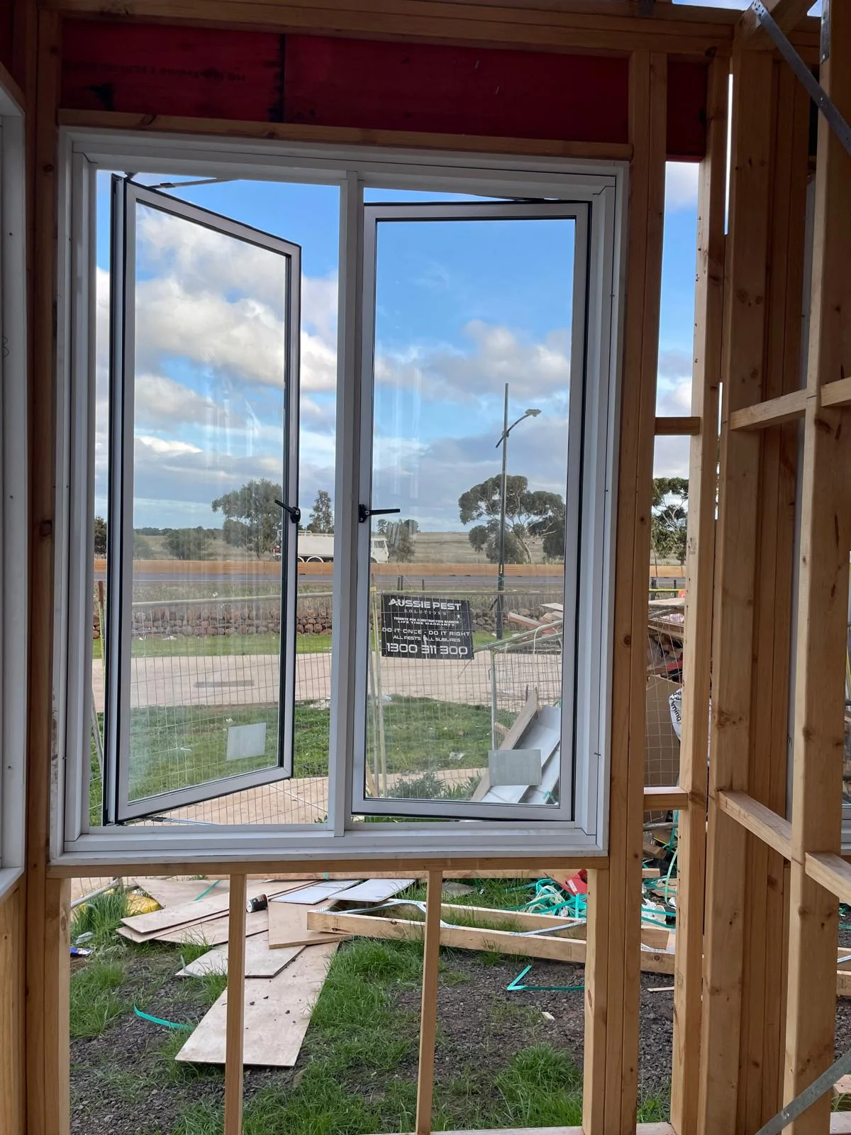 Casement window for maximum opening and great weather sealing